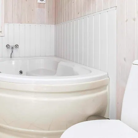 4 Person In Lokken-by Traum *